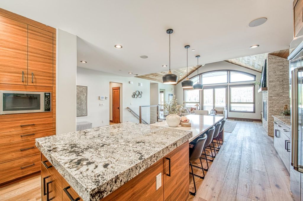 Image 16 of property listing at 44687 Lakeview, Shaver Lake, CA 93664