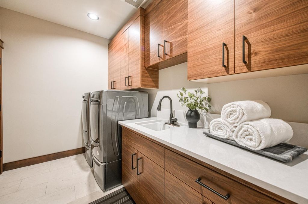 Image 20 of property listing at 44687 Lakeview, Shaver Lake, CA 93664