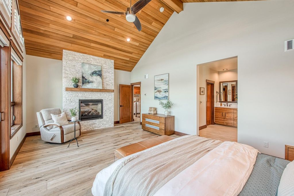 Image 26 of property listing at 44687 Lakeview, Shaver Lake, CA 93664