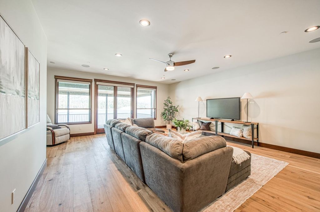 Image 36 of property listing at 44687 Lakeview, Shaver Lake, CA 93664