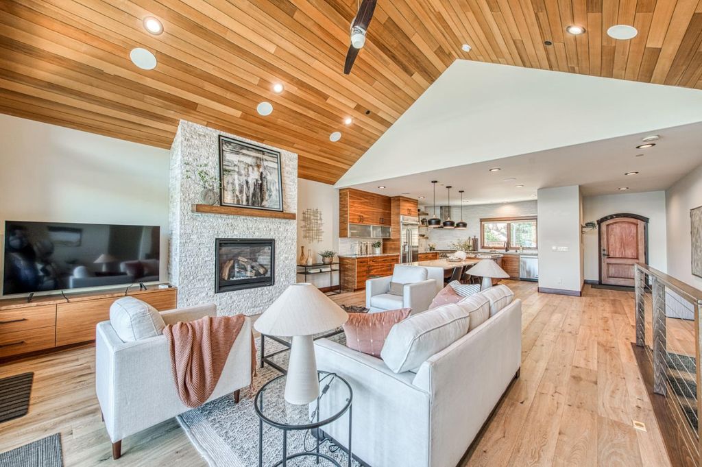 Image 6 of property listing at 44687 Lakeview, Shaver Lake, CA 93664