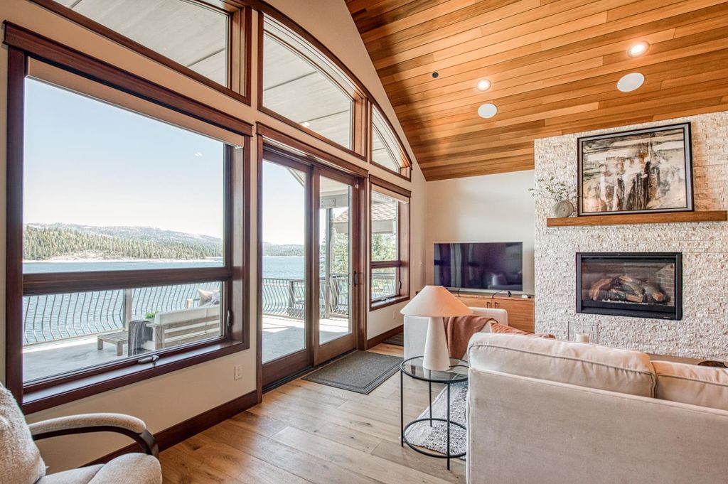 Image 7 of property listing at 44687 Lakeview, Shaver Lake, CA 93664