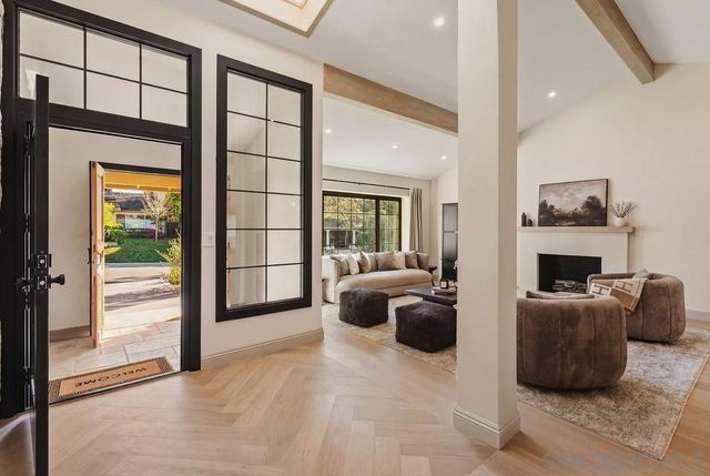 8390 Cliffridge, La Jolla, CA 92037