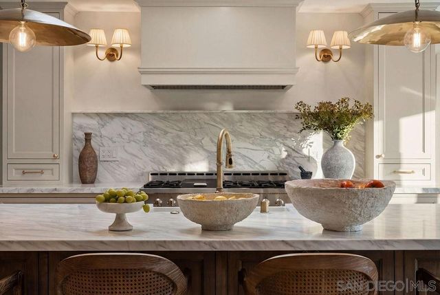 8390 Cliffridge, La Jolla, CA 92037
