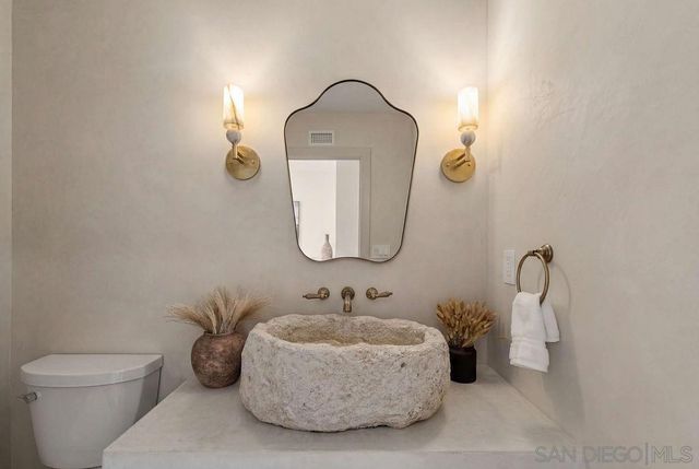 8390 Cliffridge, La Jolla, CA 92037