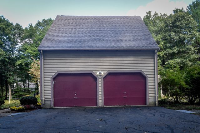 46 Donnelly Dr, Dover, MA 02030