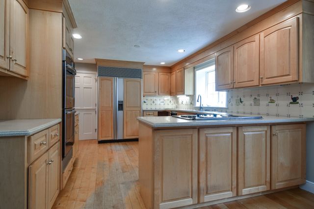 46 Donnelly Dr, Dover, MA 02030