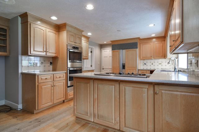 46 Donnelly Dr, Dover, MA 02030
