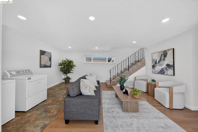 2327 Maywood Ave, Oakland, CA 94605