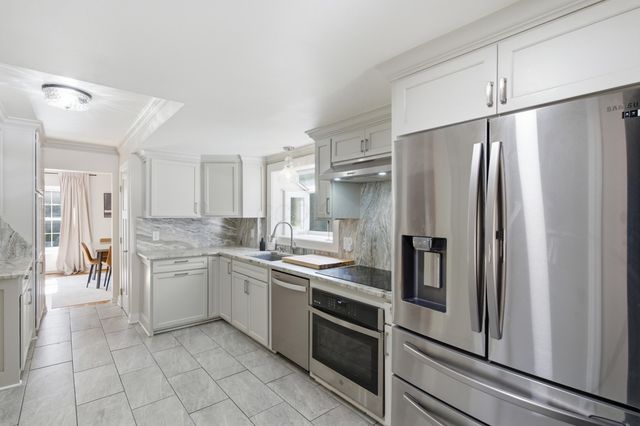 2569 Chester Road, Upper Arlington, OH 43221