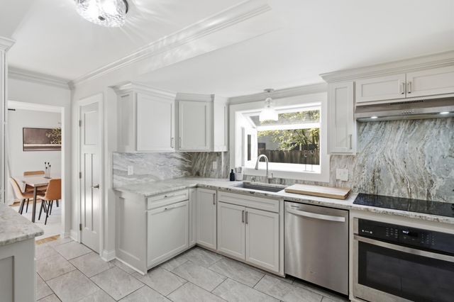 2569 Chester Road, Upper Arlington, OH 43221
