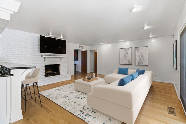 3950 American River Dr, Sacramento, CA 95864