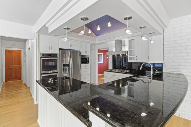 3950 American River Dr, Sacramento, CA 95864