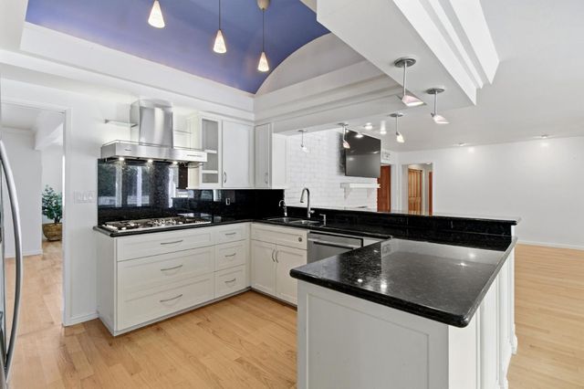 3950 American River Dr, Sacramento, CA 95864