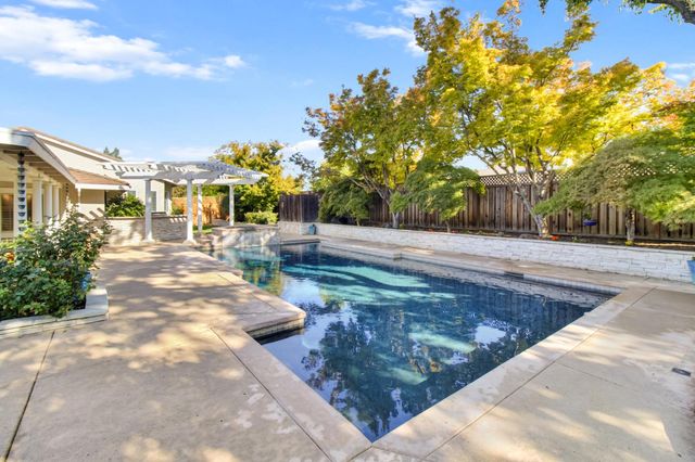 3950 American River Dr, Sacramento, CA 95864