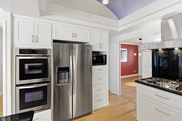 3950 American River Dr, Sacramento, CA 95864