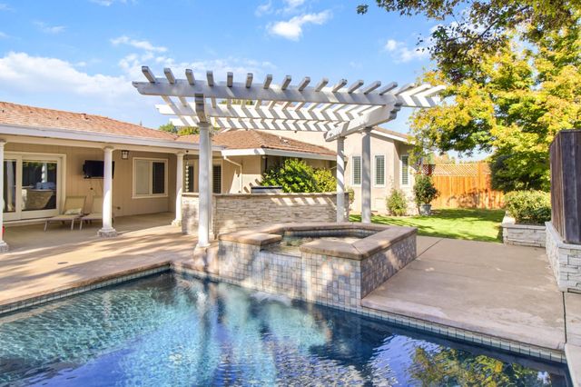 3950 American River Dr, Sacramento, CA 95864