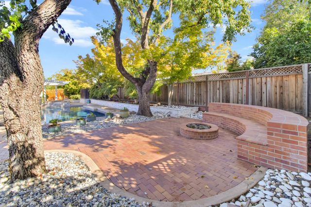 3950 American River Dr, Sacramento, CA 95864