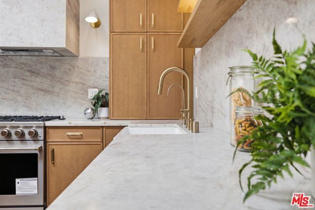 3926 S Ridgeley Drive, Los Angeles, CA 90008