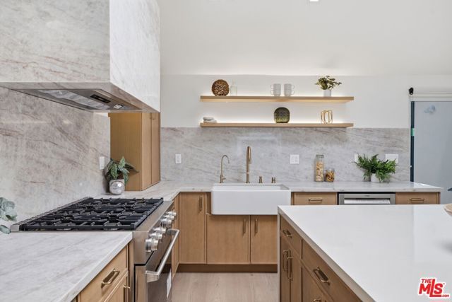 3926 S Ridgeley Drive, Los Angeles, CA 90008