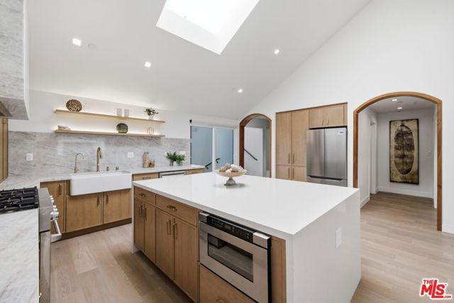 3926 S Ridgeley Drive, Los Angeles, CA 90008