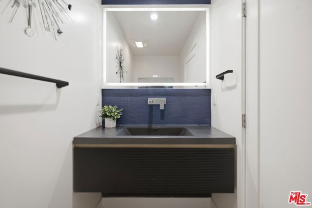 3926 S Ridgeley Drive, Los Angeles, CA 90008