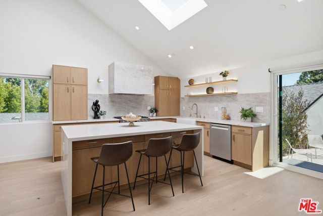 3926 S Ridgeley Drive, Los Angeles, CA 90008