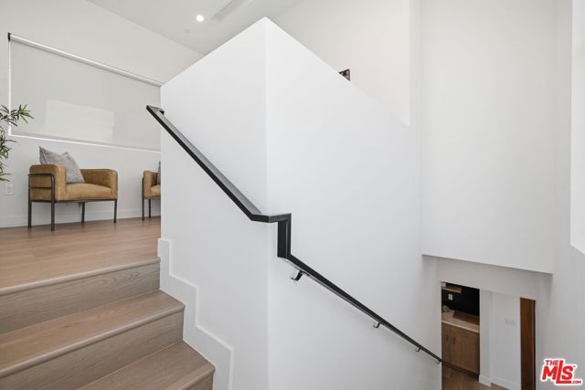 3926 S Ridgeley Drive, Los Angeles, CA 90008