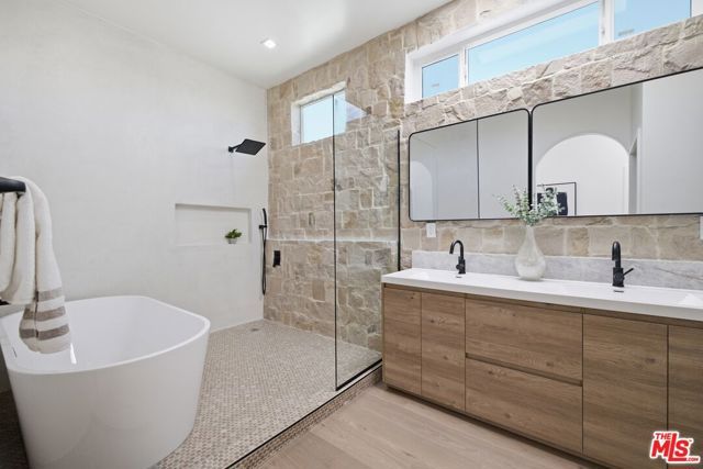3926 S Ridgeley Drive, Los Angeles, CA 90008