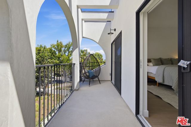 3926 S Ridgeley Drive, Los Angeles, CA 90008