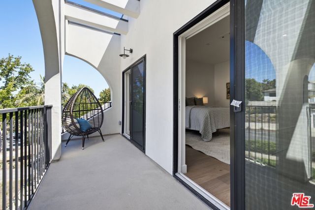 3926 S Ridgeley Drive, Los Angeles, CA 90008