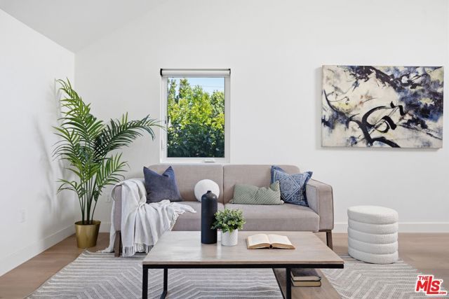 3926 S Ridgeley Drive, Los Angeles, CA 90008