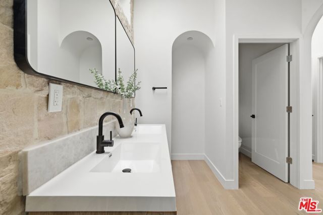 3926 S Ridgeley Drive, Los Angeles, CA 90008