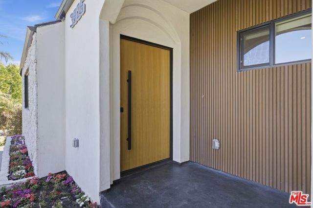 3926 S Ridgeley Drive, Los Angeles, CA 90008