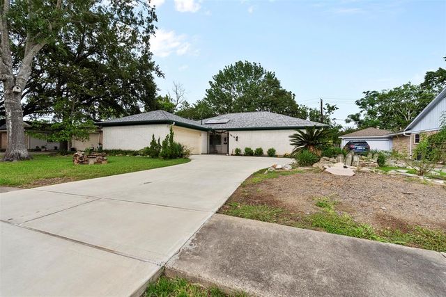 1510 Loch Lake Drive, El Lago, TX 77586