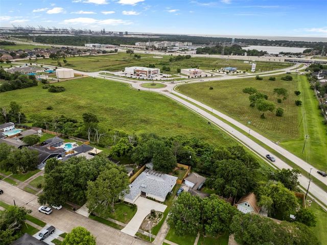 1510 Loch Lake Drive, El Lago, TX 77586
