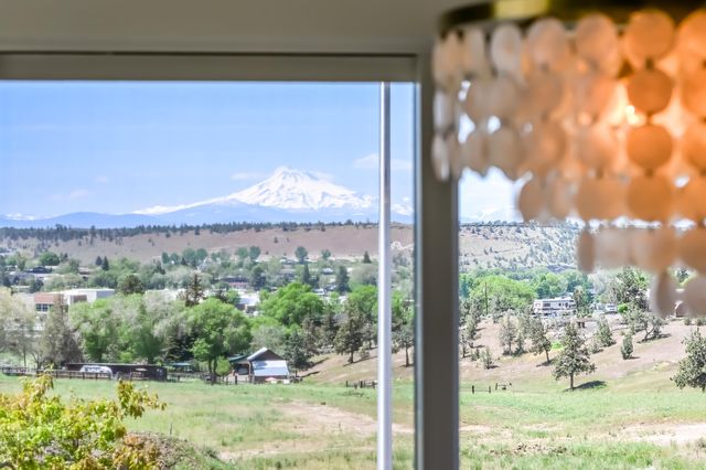 1026 SE Balsamroot Lane, Madras, OR 97741