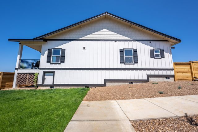 1026 SE Balsamroot Lane, Madras, OR 97741