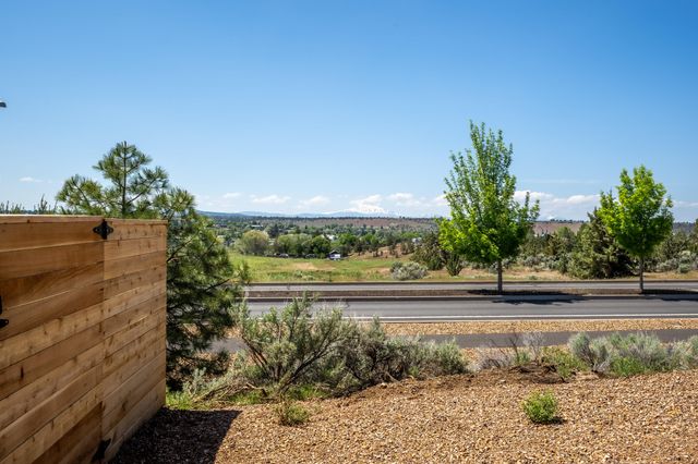 1026 SE Balsamroot Lane, Madras, OR 97741