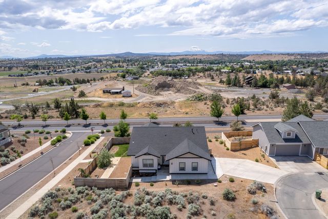 1026 SE Balsamroot Lane, Madras, OR 97741