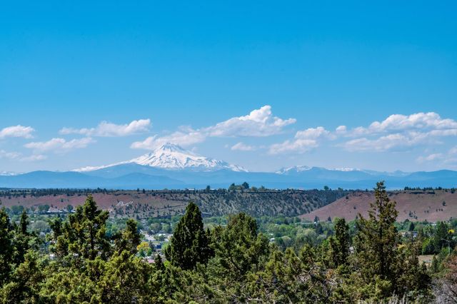 1026 SE Balsamroot Lane, Madras, OR 97741