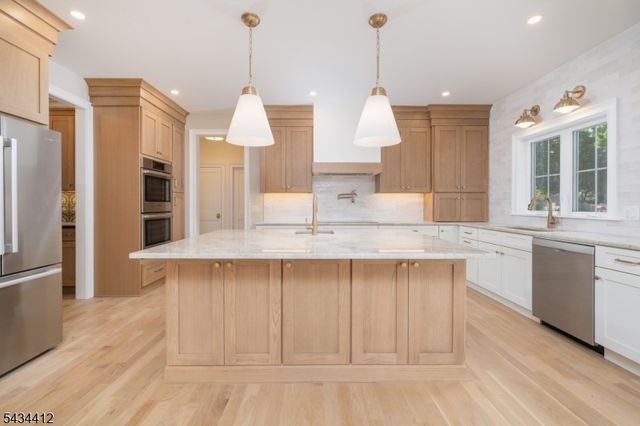 14 Holmes Oval, New Providence Boro, NJ 07974