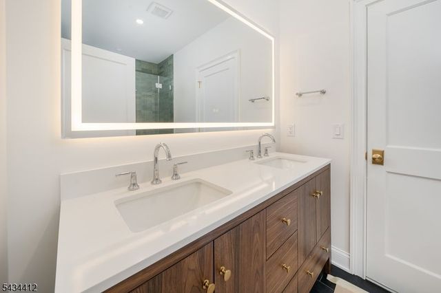 14 Holmes Oval, New Providence Boro, NJ 07974
