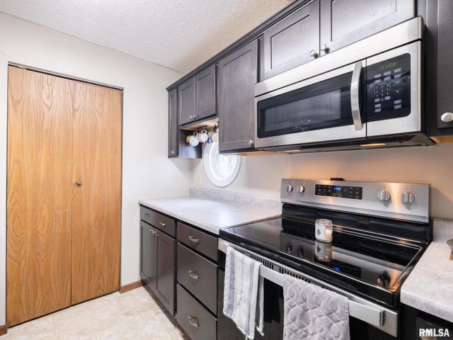 5626 N WITHERSHIN Point, Peoria, IL 61615