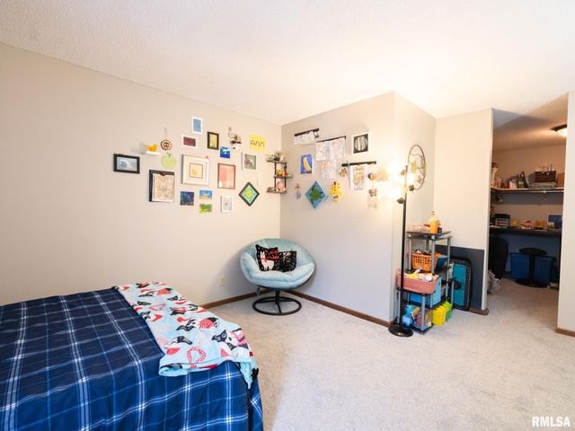 5626 N WITHERSHIN Point, Peoria, IL 61615