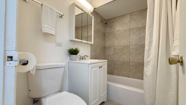 327 Wisconsin Avenue 6A, Oak Park, IL 60302