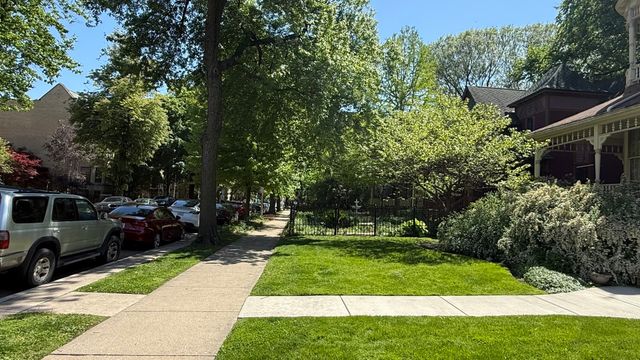 327 Wisconsin Avenue 6A, Oak Park, IL 60302
