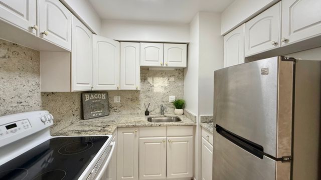 327 Wisconsin Avenue 6A, Oak Park, IL 60302