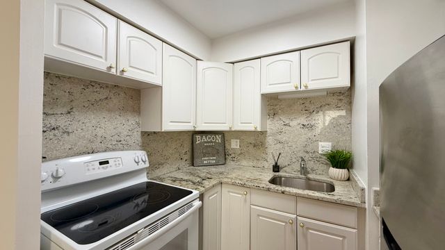 327 Wisconsin Avenue 6A, Oak Park, IL 60302