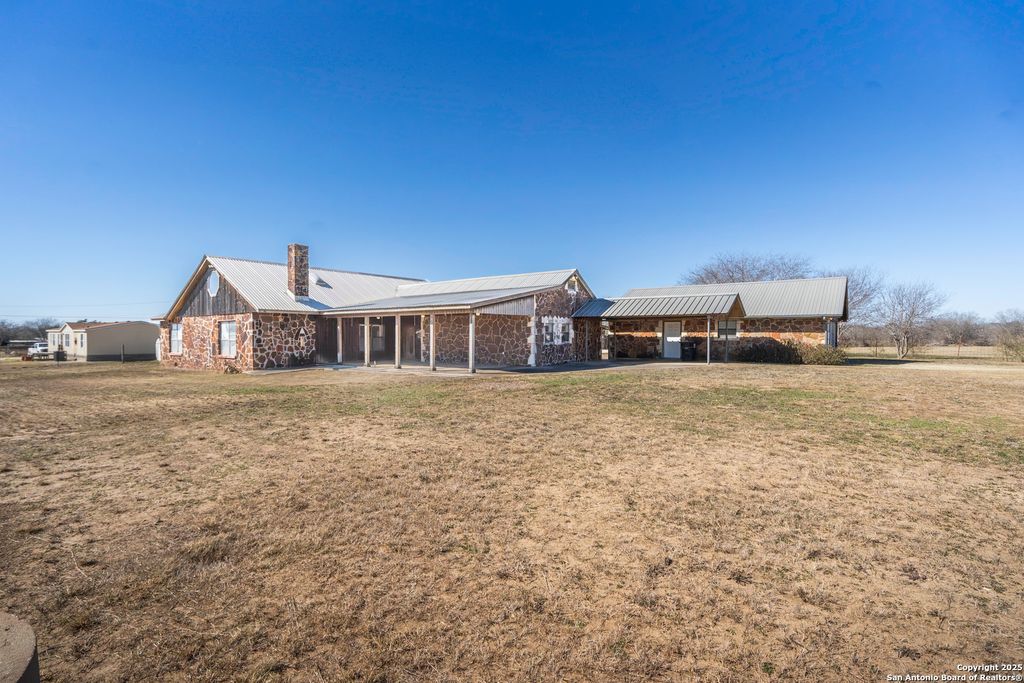 1001 Horton Ln, Poteet, TX 78065